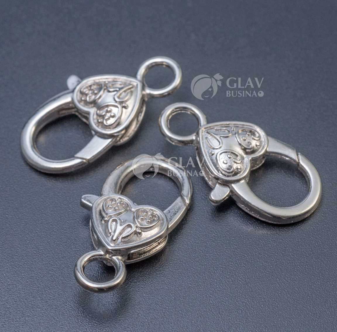 Замок-карабин из бижутерного сплава и виде сердечка, цвет платина, р-р 27х14х6мм, отв-е 4 мм.