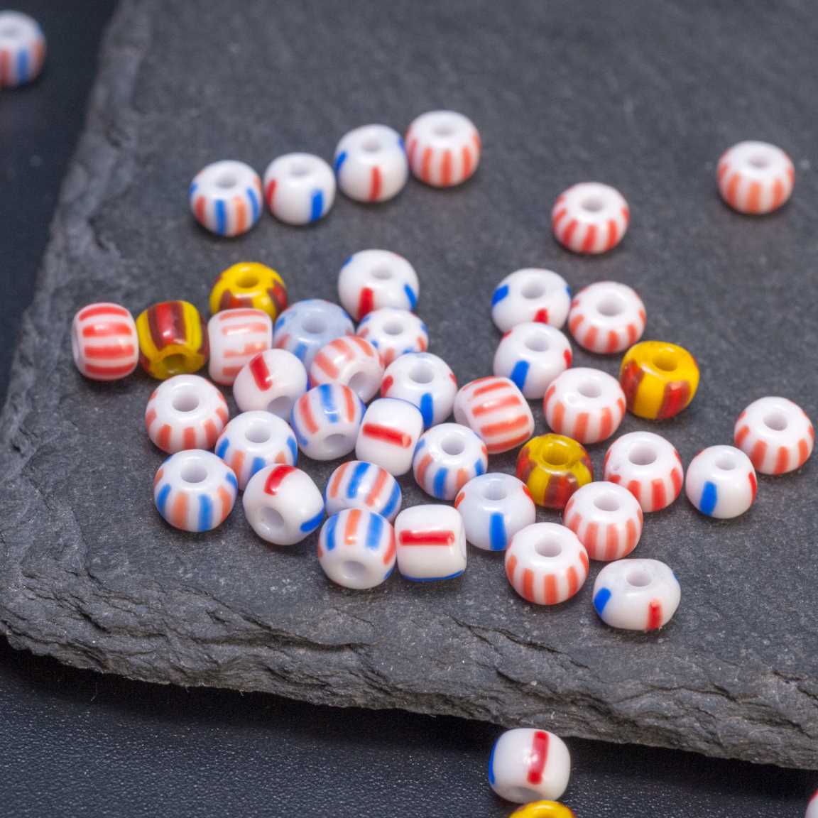 Фарфоровые бусинки 10 гр / 140 шт, р-р 4x2.5~3 мм, отв 1.2 мм, микс 3 расцветок бело-сине-красные, бело-красные, желто-красные.