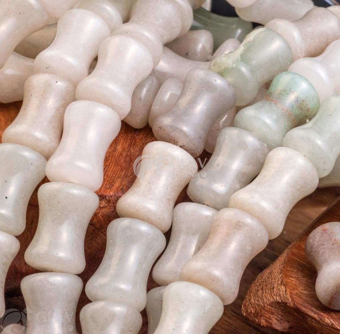 ОПТ (100 бусин) Нефрит, цвет светло-зеленый с серым и светло-розовым, гладкая полированная бусина толстый бамбук, р-р 12х9х7мм, отв.1мм.