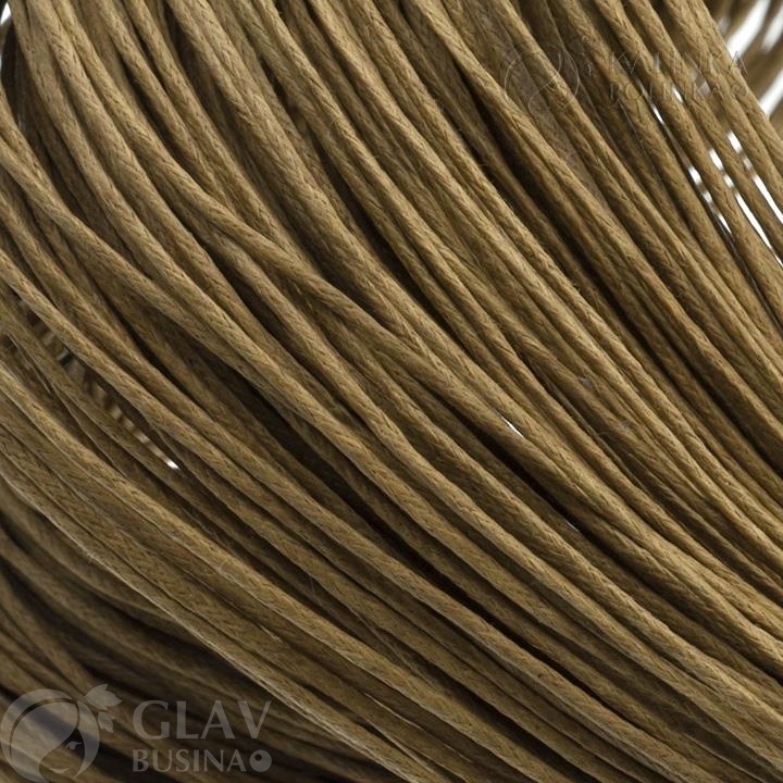 Хлопковый вощеный шнур оливкового цвета, натуральные волокна, толщина 0.8-1.2 мм, средняя 1 мм, неравномерная текстура.