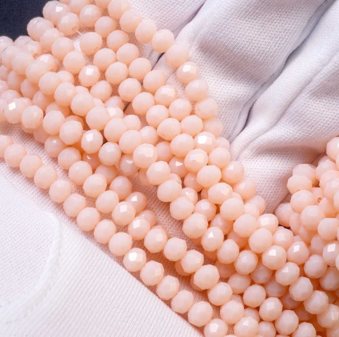 Нежная нитка около 42 см, украшена 123-127 хрустальными бусинами-ронделеями. Размеры 3.5х4.5, отверстие 0.9мм. Цвет - пудровый винтажный розовый. Качественное украшение для вашего образа.