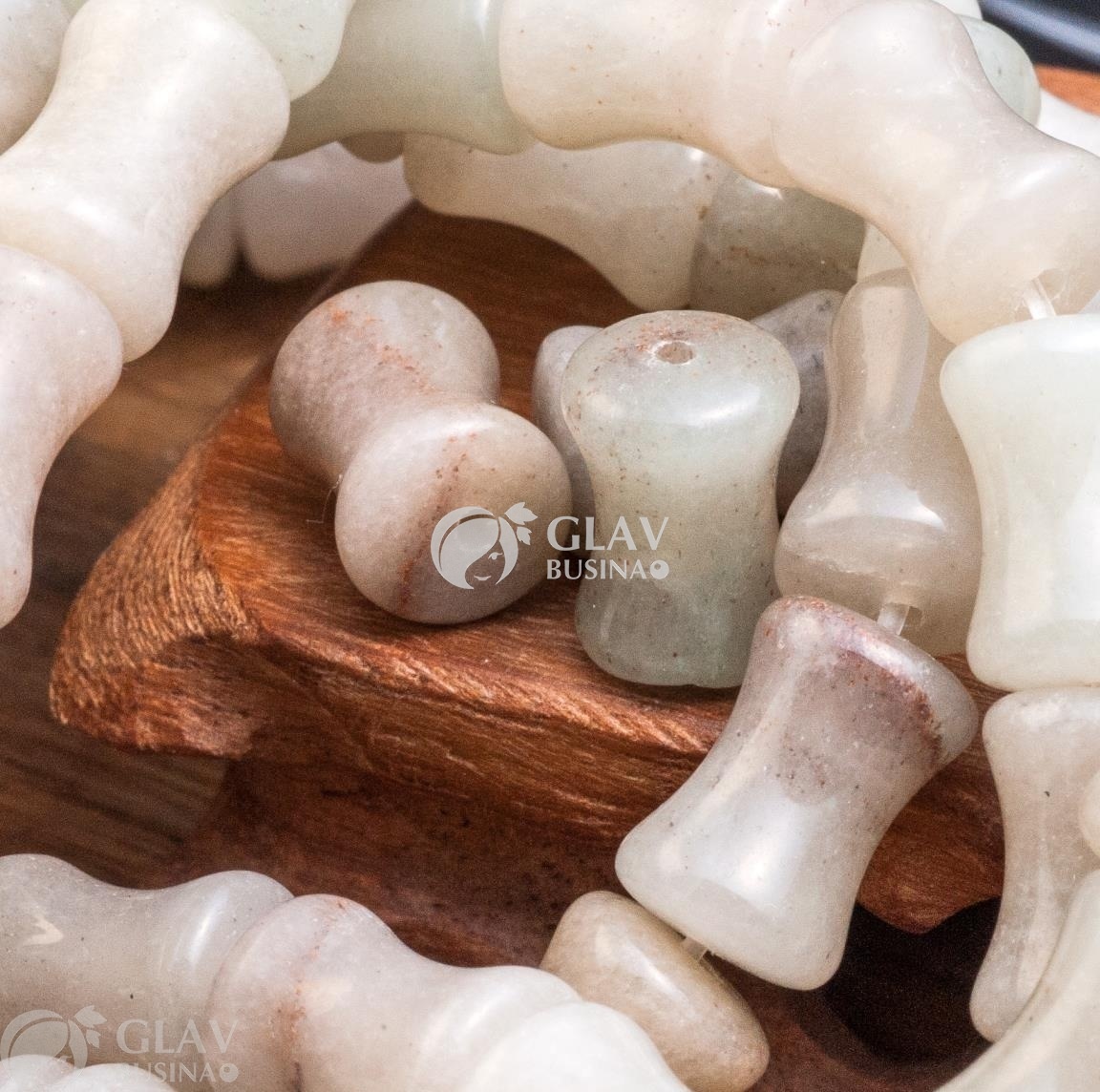 ОПТ (100 бусин) Нефрит, цвет светло-зеленый с серым и светло-розовым, гладкая полированная бусина толстый бамбук, р-р 12х9х7мм, отв.1мм.