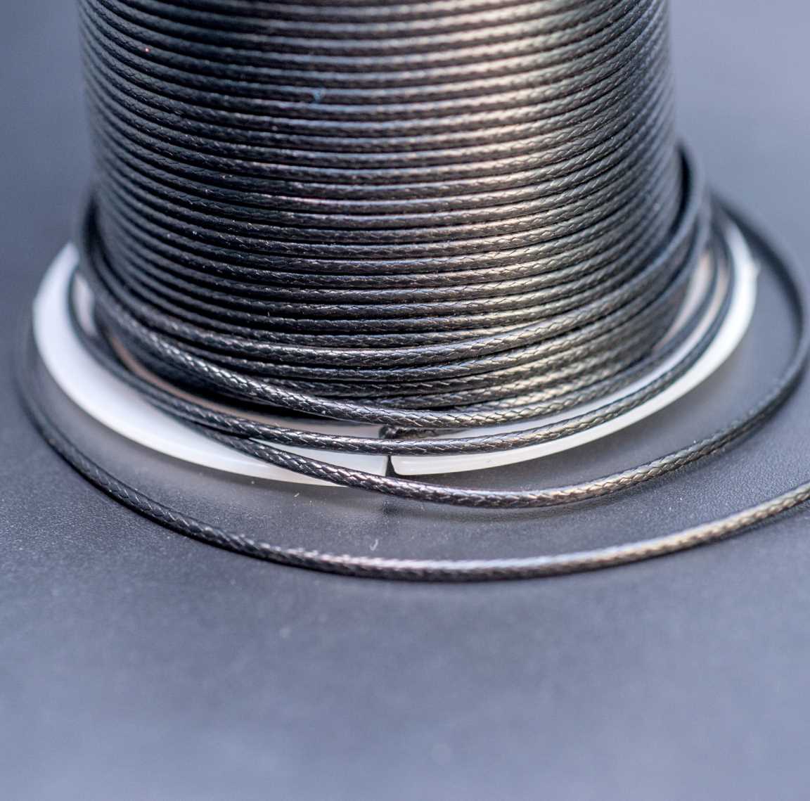 Черный полиэстровый вощёный шнур Корея на катушке, круглый, змениная кожа, диам. 1мм, длина 10 м.