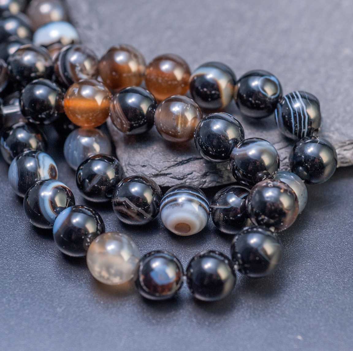Нитка гладких прозрачных бусин агата, шар, 8мм, отв 1,6м, цвет тонирования черный кофе (темно-коричневый с молочными прожилками), в нитке 23 бусины / 18см.