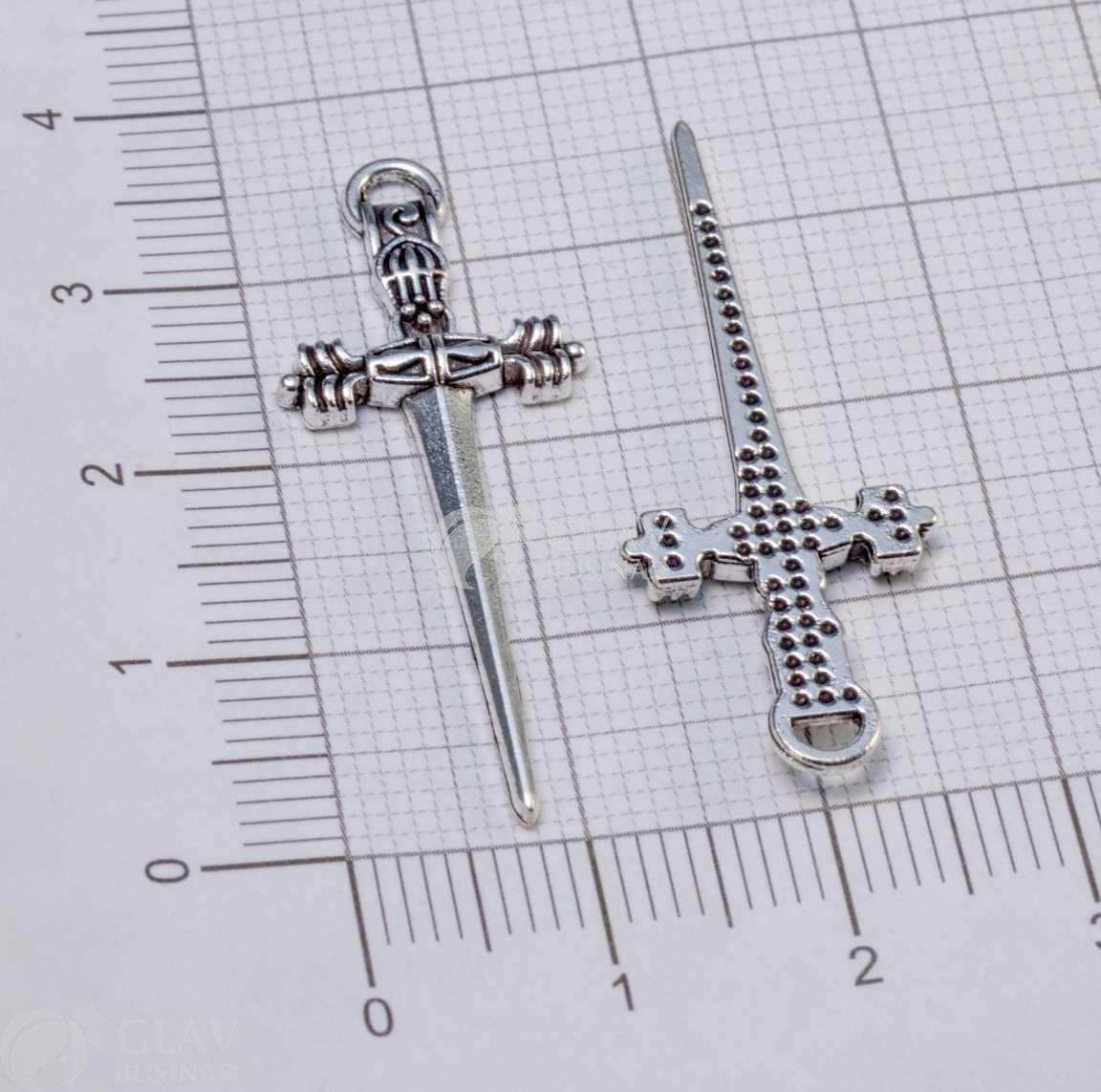 ОПТ (20 шт) Острый кинжал, цвет античное серебро, подвеска односторонняя из бижутерного сплава, 35х14х3мм, отв.1.5мм.