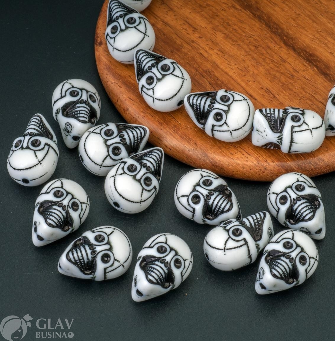 Бусины акриловые не прозрачные череп робота, цвет белый, 20х13х12мм, сверху отв. 1,5мм.