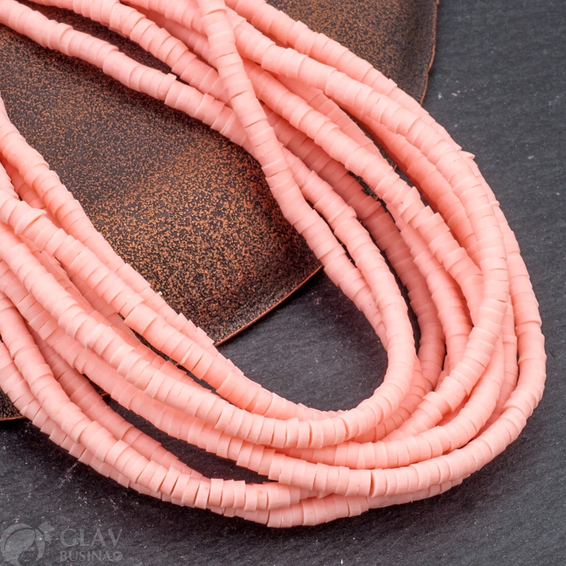 Нитка плоских бусин из полимерной глины, р-р 3х0,1-0,6мм, отв. 1мм, в нитке 225 бусин / ок 23 см, цвет персика в сумерках (светло-розовый персиковый).
