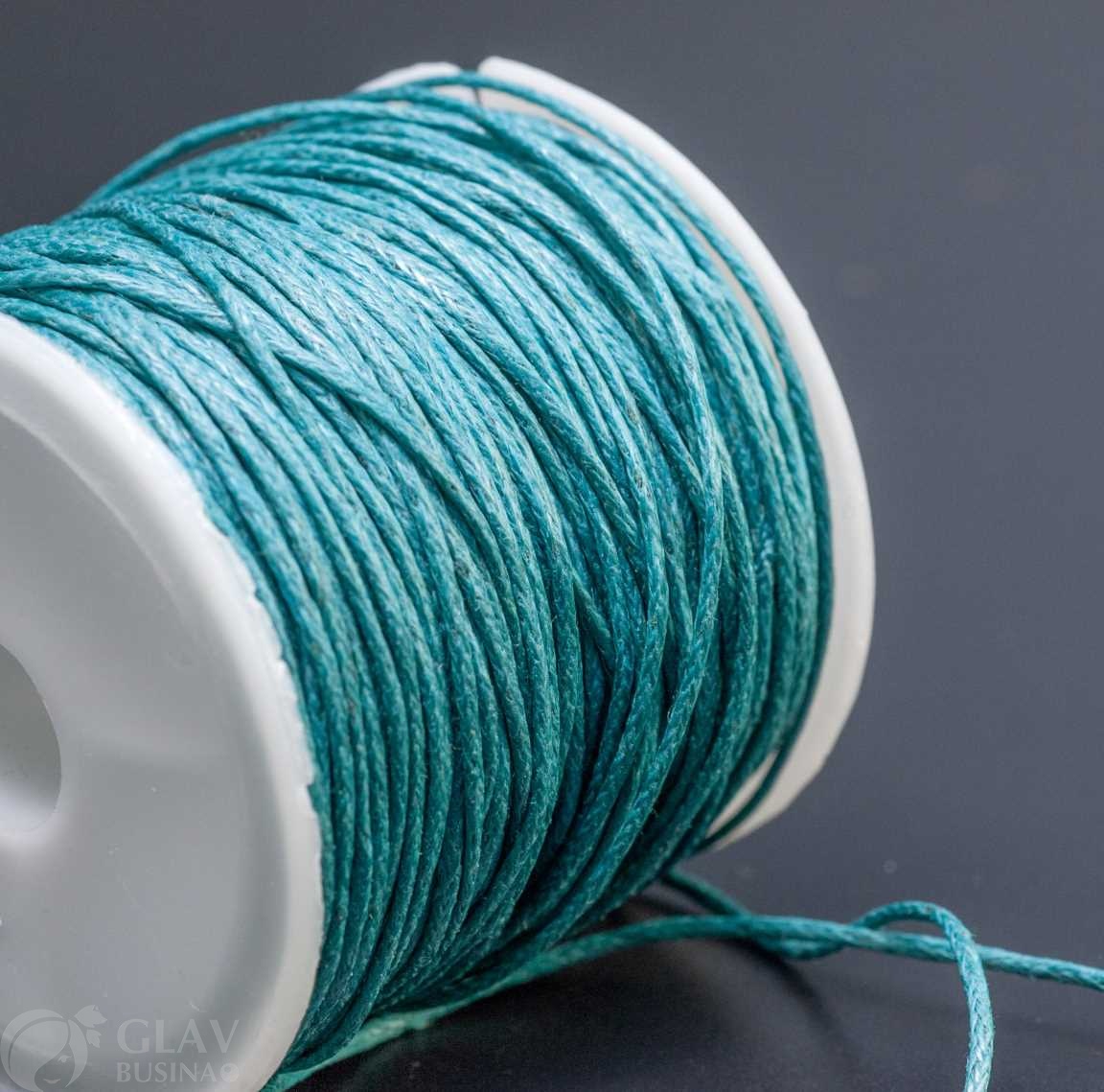 Вощеный хлопковый шнур на катушке, толщина 0.8-1.2 мм, цвет светлый циан. Длина 20 метров.