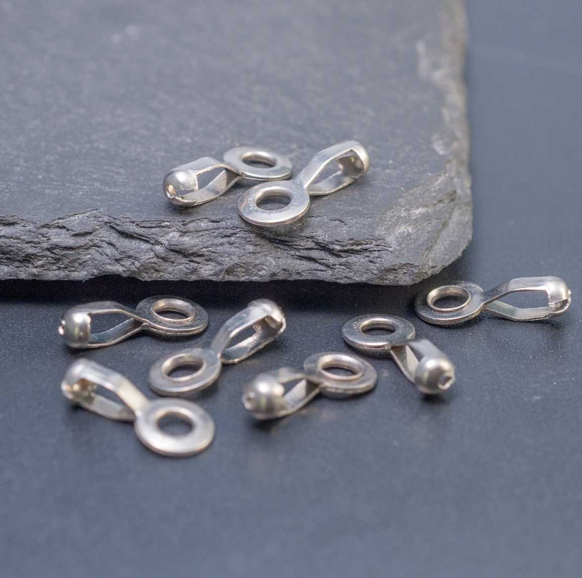 Концевики-скуфейки для шариковой цепочки диаметром 2,5мм и кольцом с отверстием 3мм. Изготовлены из высококачественной хирургической стали. Упаковка включает 4 штуки. Неограниченный срок службы. Обеспечивает надежную защиту от царапин. Идеальное решение для вашей шариковой цепочки.