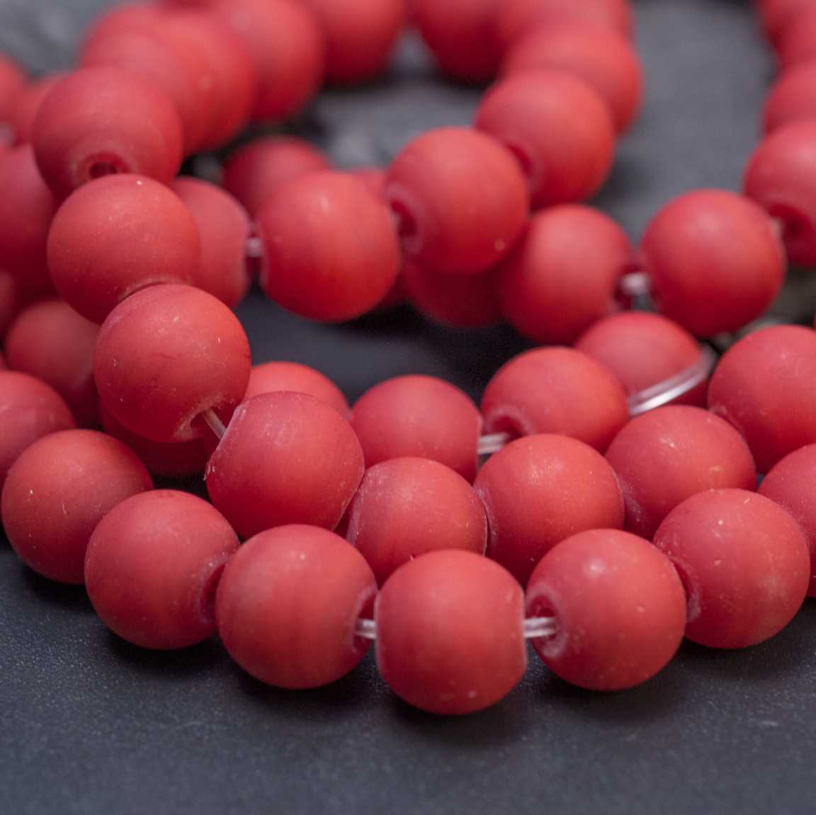 Нитка стеклянных матовых не прозрачных бусин, шар, цвет ягоды шиповника (коричнево-красный), р-р 8мм, отв.1,5мм, в нитке 25 бусин / 18 см.
