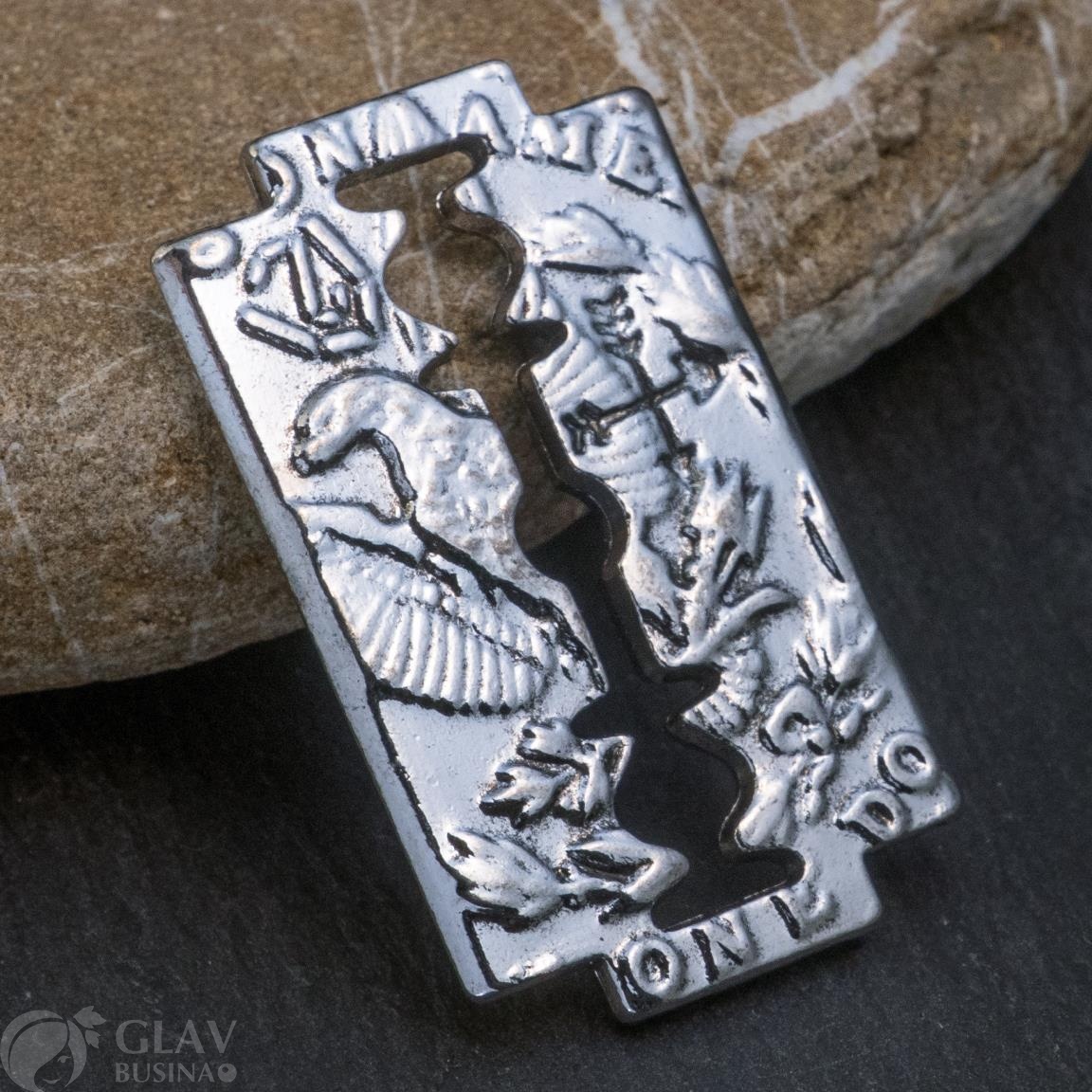 Подвеска двусторонняя лезвие вырезанное из 1долларовой монеты, бижутерный сплав, прочное гальваническое покрытие, цвет платина, р-р 40х24х3мм. на поверхности встречаеся налет