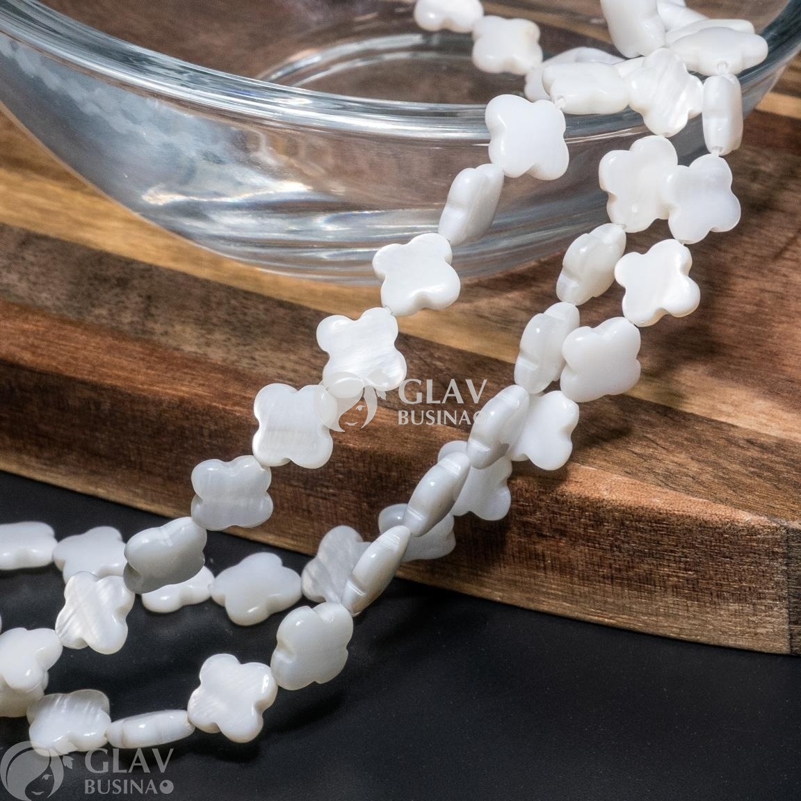 ОПТ (100 бусин) Бусины Клевер-четырехлистник из белого перламутра, р-р 10х4,5мм, отв. 0,8мм.