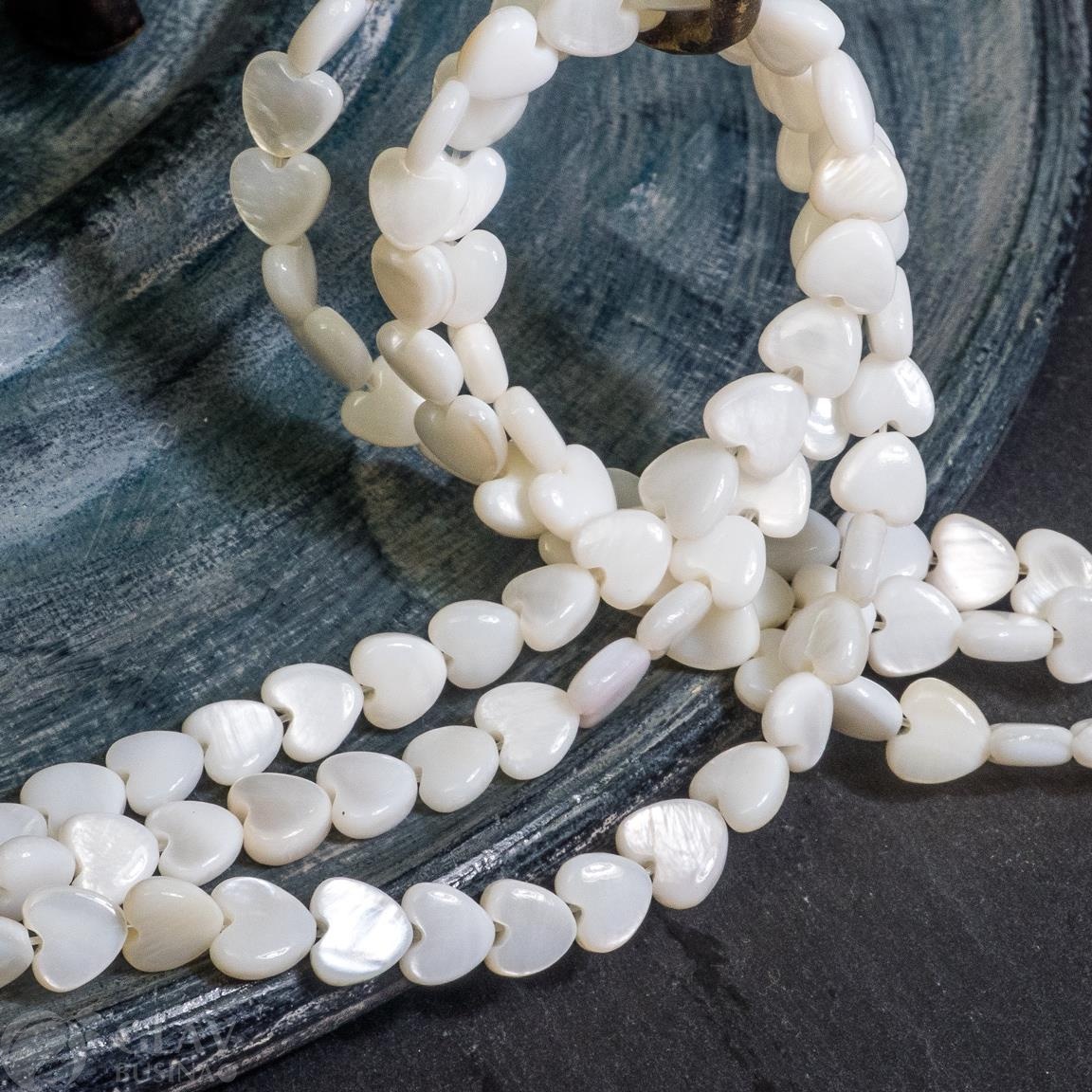 ОПТ (20 бусин) Бусины-сердечки с закругленными краями из белого перламутра, р-р 6х7х3мм, отв. 0,8мм.