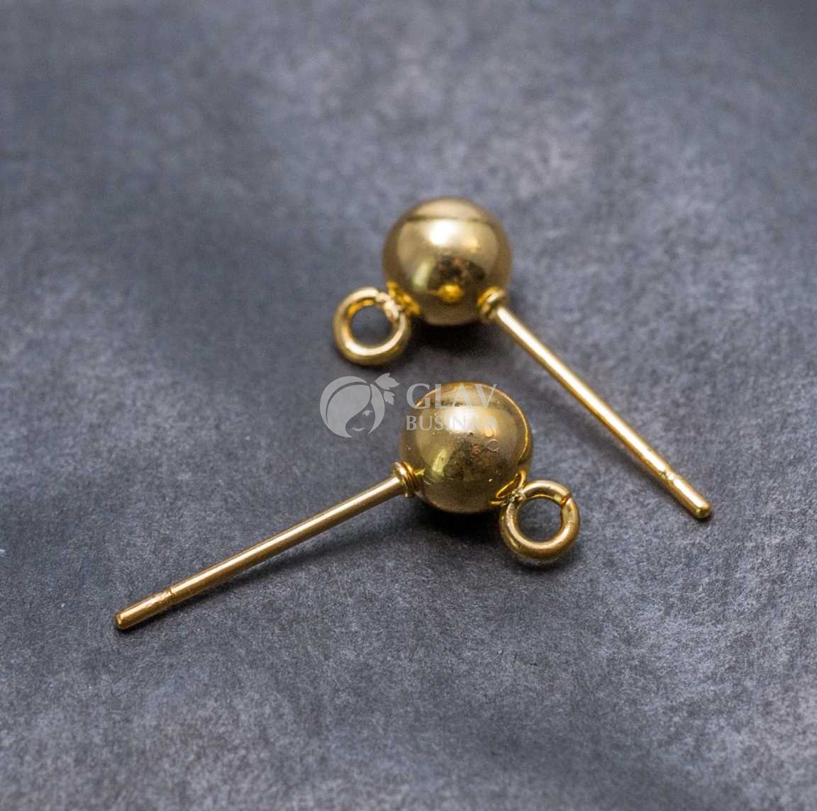 Стальные пуссеты с шариком, натуральная позолота 18K, диам. 5мм,с гвоздиком 12х0.7мм и параллельным разъемным колечком 1.5мм.