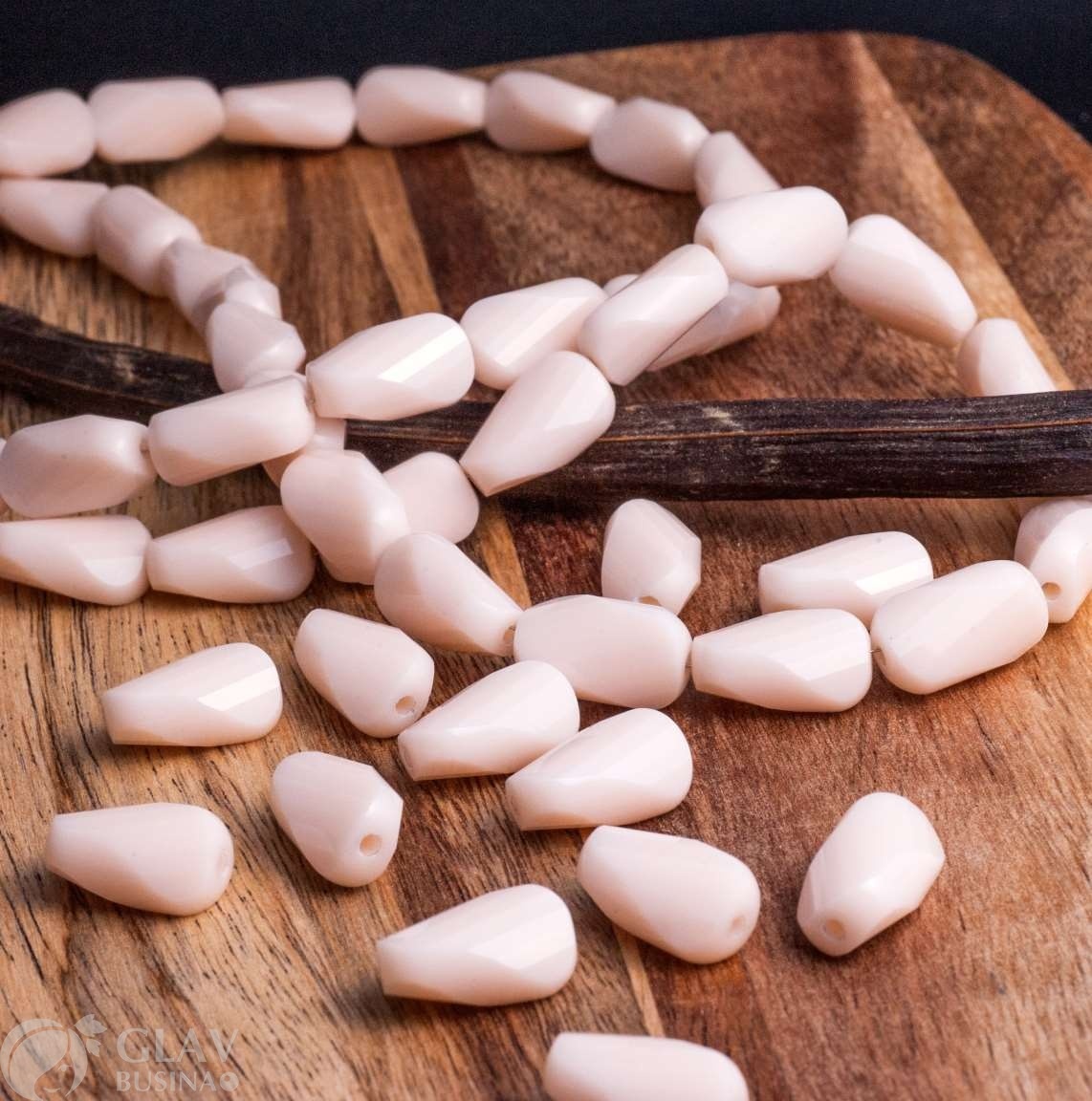 Бусины-твист из непрозрачного стекла, граненые, цвет персикового пара (теплый очень светло-оранжевый), р-р 14х8мм, отв. 1,2мм.