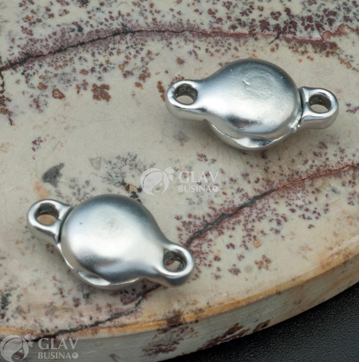 ОПТ (50 шт) Замок магнитный плоский из бижутерного сплава с фиксатором, цвет матового покрытия серебро, 14х8х5мм, отв. 1,5мм.