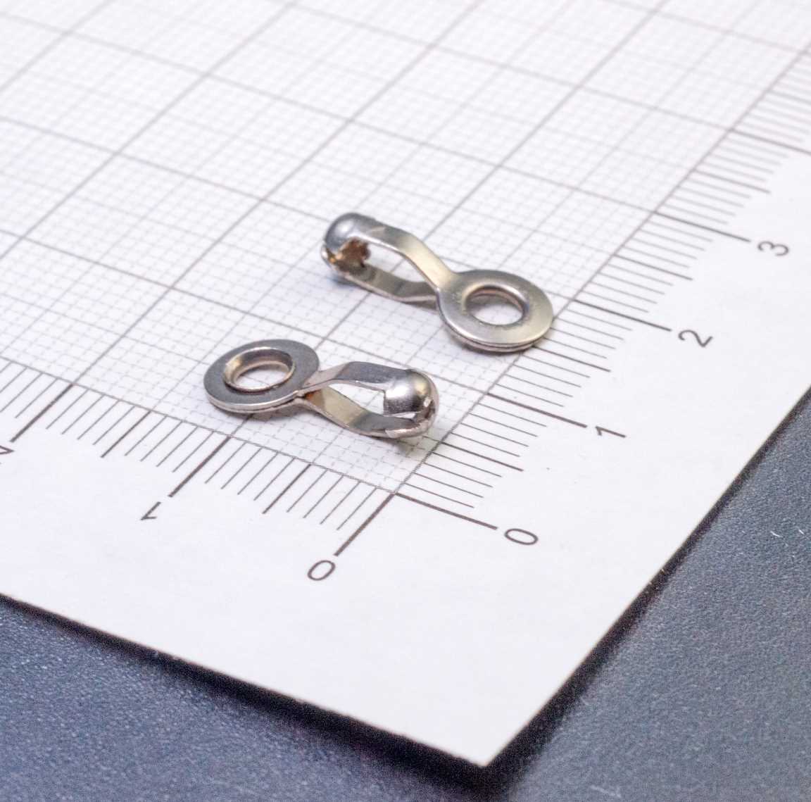 Концевики-скуфейки для шариковой цепочки диаметром 2,5мм и кольцом с отверстием 3мм. Изготовлены из высококачественной хирургической стали. Упаковка включает 4 штуки. Неограниченный срок службы. Обеспечивает надежную защиту от царапин. Идеальное решение для вашей шариковой цепочки.