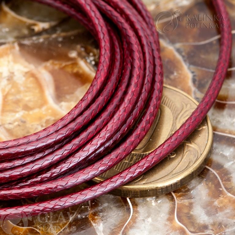 Вощеный полиэстровый шнур бордового цвета, 2мм, с эффектом змеиной кожи, глянцевый и износостойкий.