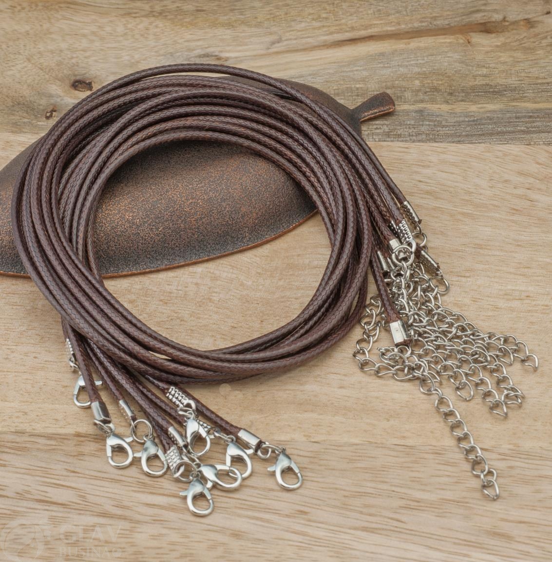 Шнур на шею из коричневого полиэстрового вощеного шнура 2,5мм х 42см, замочек 12мм из сплава, удлинн. цепочка 50мм, фурнитура железная, цвет покрытия платина.