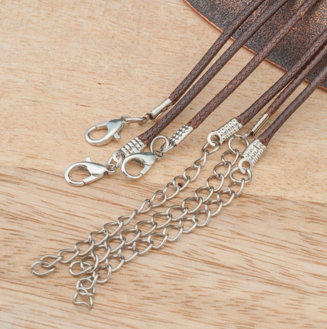 Шнур на шею из коричневого полиэстрового вощеного шнура 2,5мм х 42см, замочек 12мм из сплава, удлинн. цепочка 50мм, фурнитура железная, цвет покрытия платина.