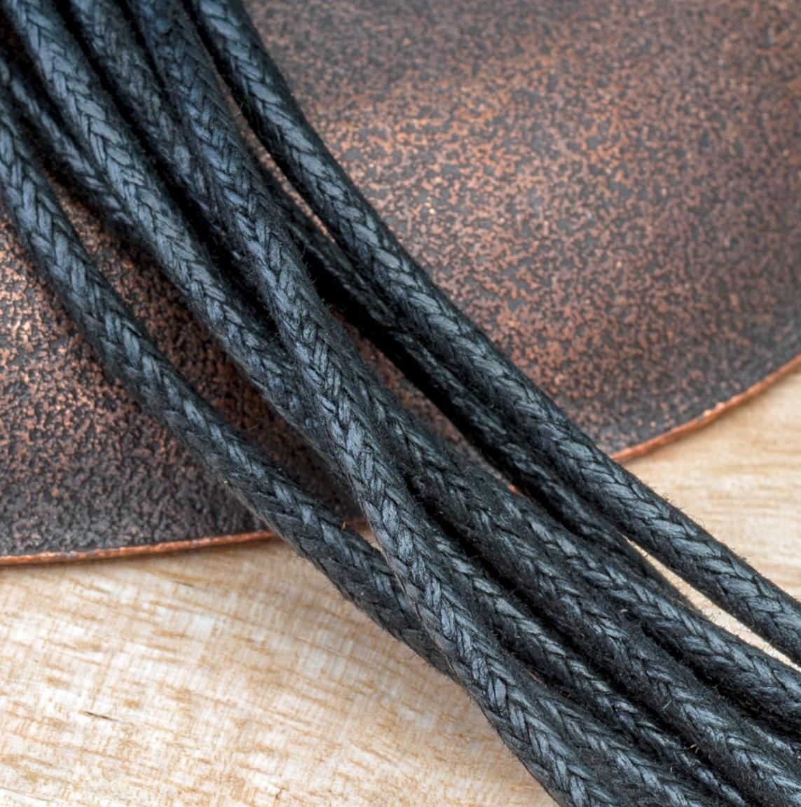 Шнур на шею из черного хлопкового вощеного шнура 2,6мм х 42см, замочек 12мм из сплава, удлинн. цепочка 50мм, фурнитура железная, цвет покрытия платина.