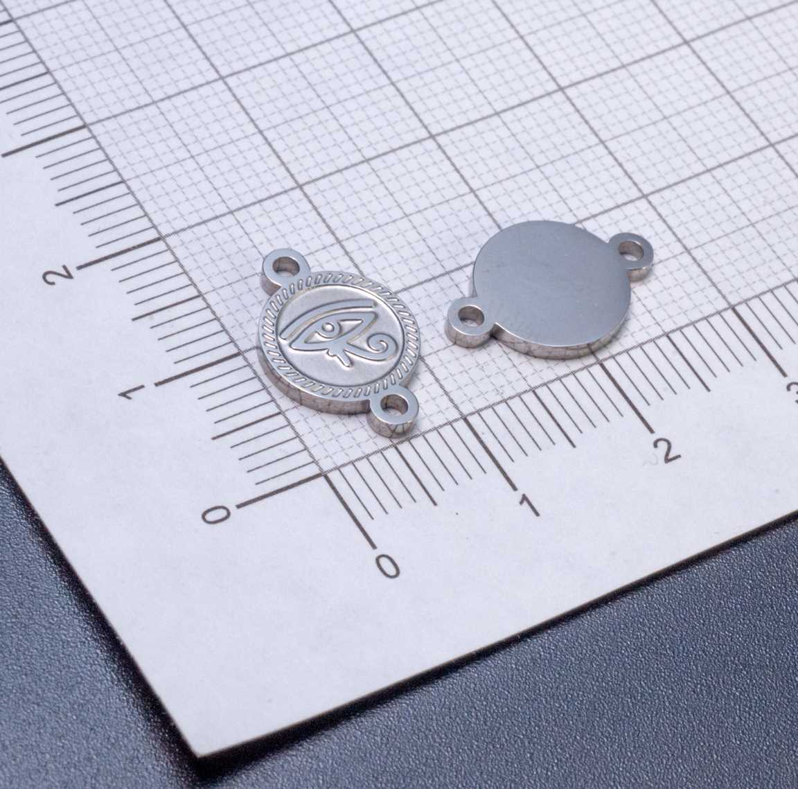 Глаз Гора на матовой основе круглого коннектора 1/1 из полированной хирургической стали, цвет покрытия платина, р-р 15х10х1мм, отв 1,7мм.