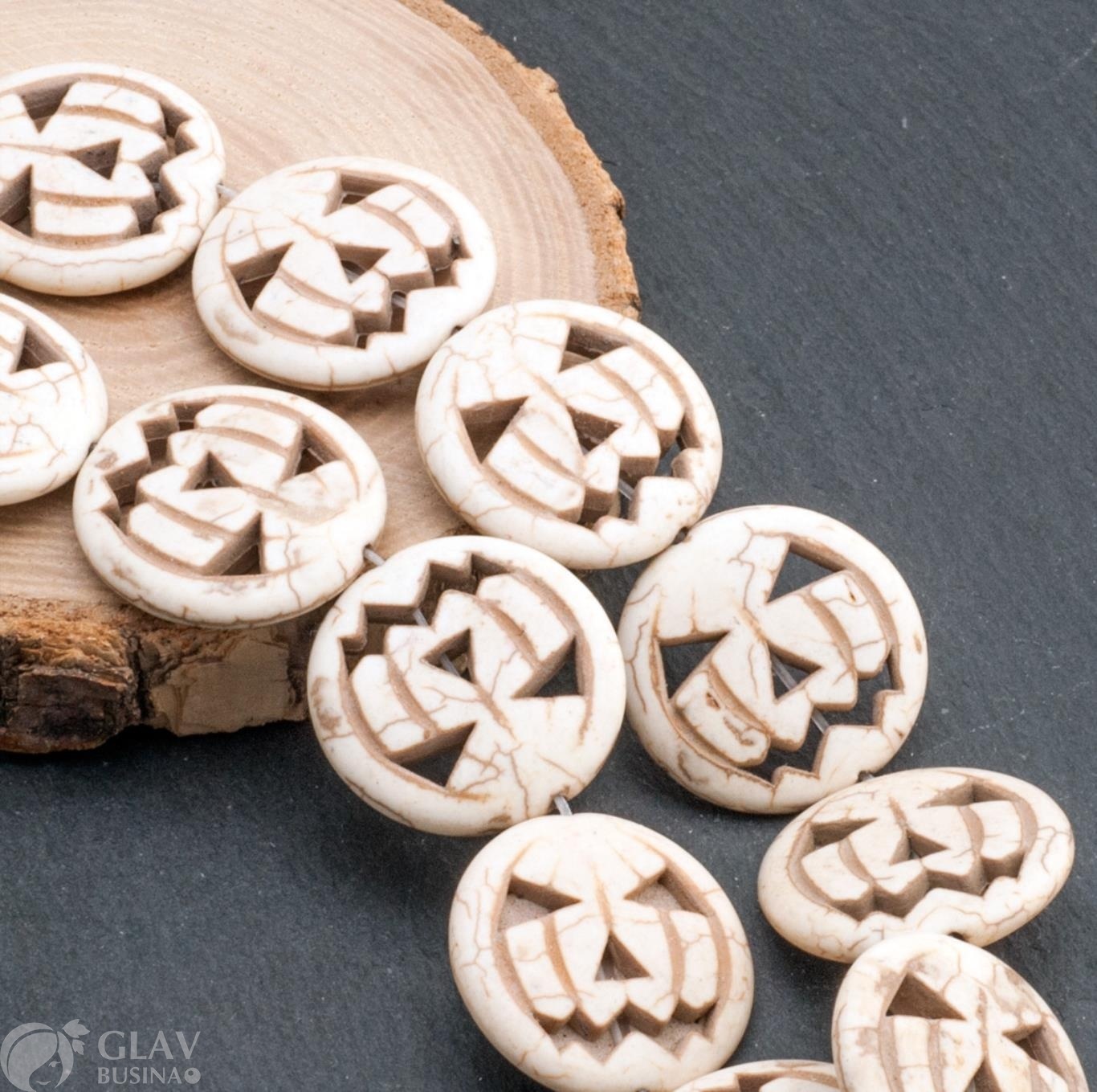 Бусины-тыквы, хэллоуин, прессованный говлит цвета слоновой кости, р-р 25х25мм, толщина 4мм, отв-е 1.5мм, нитка 19 см / 8 бусин