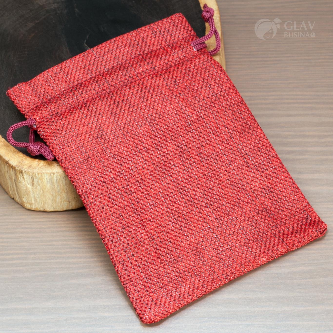 Темно-красные мешочки из искусственной джутовой мешковины размером 14.5x10.5 см, подходят для упаковки подарков и хранения мелочей.
