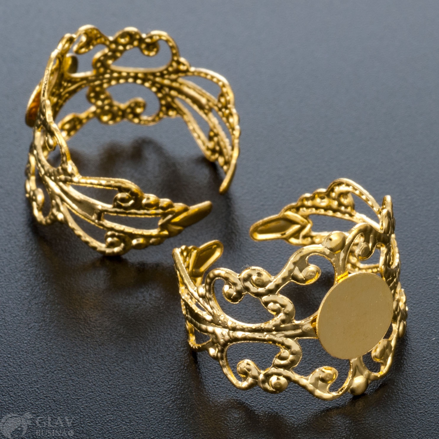 Ажурное кольцо из железа с площадкой 8мм, внутренним диаметром 18мм и регулируемым размером. Цвет - желтое золото. Привлекательное и информативное изделие для стильного образа.