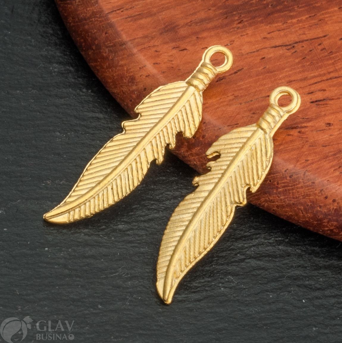 Подвеска двусторонняя из бижутерного сплава, крыло с плетентем, 25х6х1,7мм, отв. 1,7мм, желтое золото.