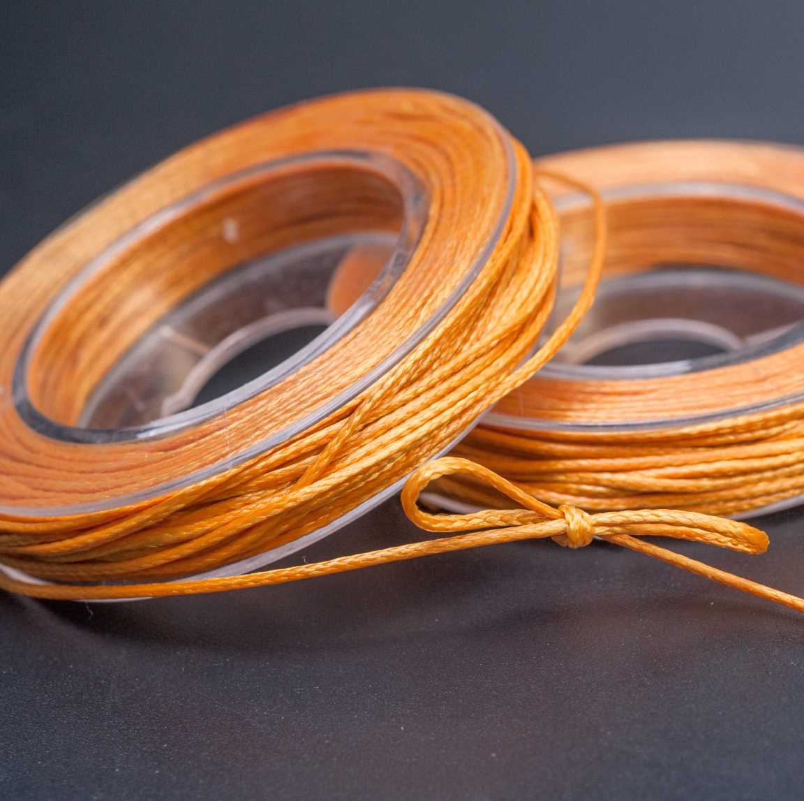 Темно-желтый полиэстровый вощёный шнур Корея на катушке, круглый, змениная кожа, диам. 0.5мм, длина 10 м.