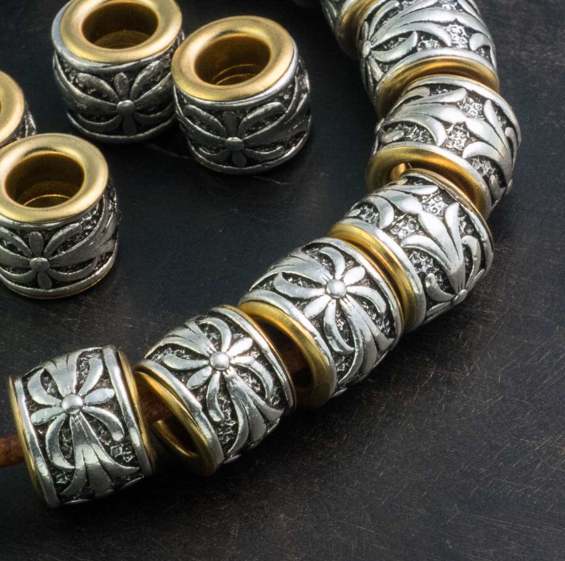 Латунная двуцветная бусина большим отв-ем и узором в стиле Chrome Hearts, р-р 9.5х8.5мм, отв-е 5мм.