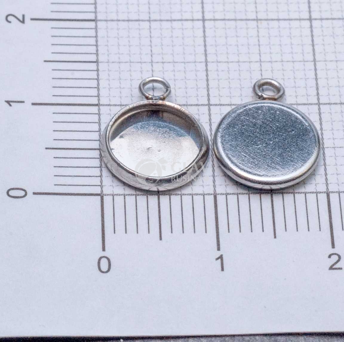Стальной кулон с сеттнигом под кабошон 8 мм или заливку, р-р 12х9х2мм, отв-е 1,5мм.
