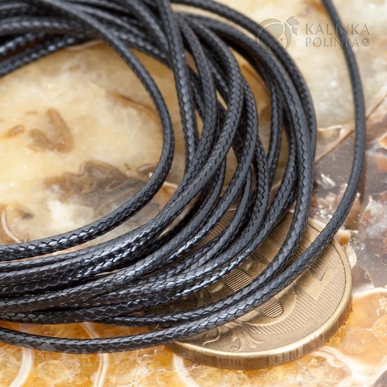 Черный вощеный полиэстровый шнур 1мм, глянцевый с эффектом змеиной кожи, износостойкий и идеально ровный.