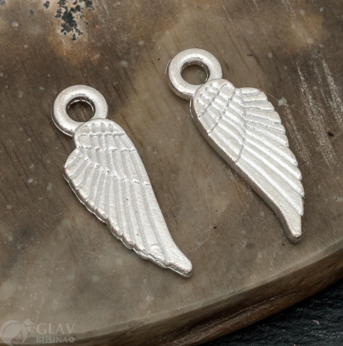 Подвеска двусторонняя из бижутерного сплава, крылышко, 18х6х1,5мм, отв. 1,7мм, серебро.