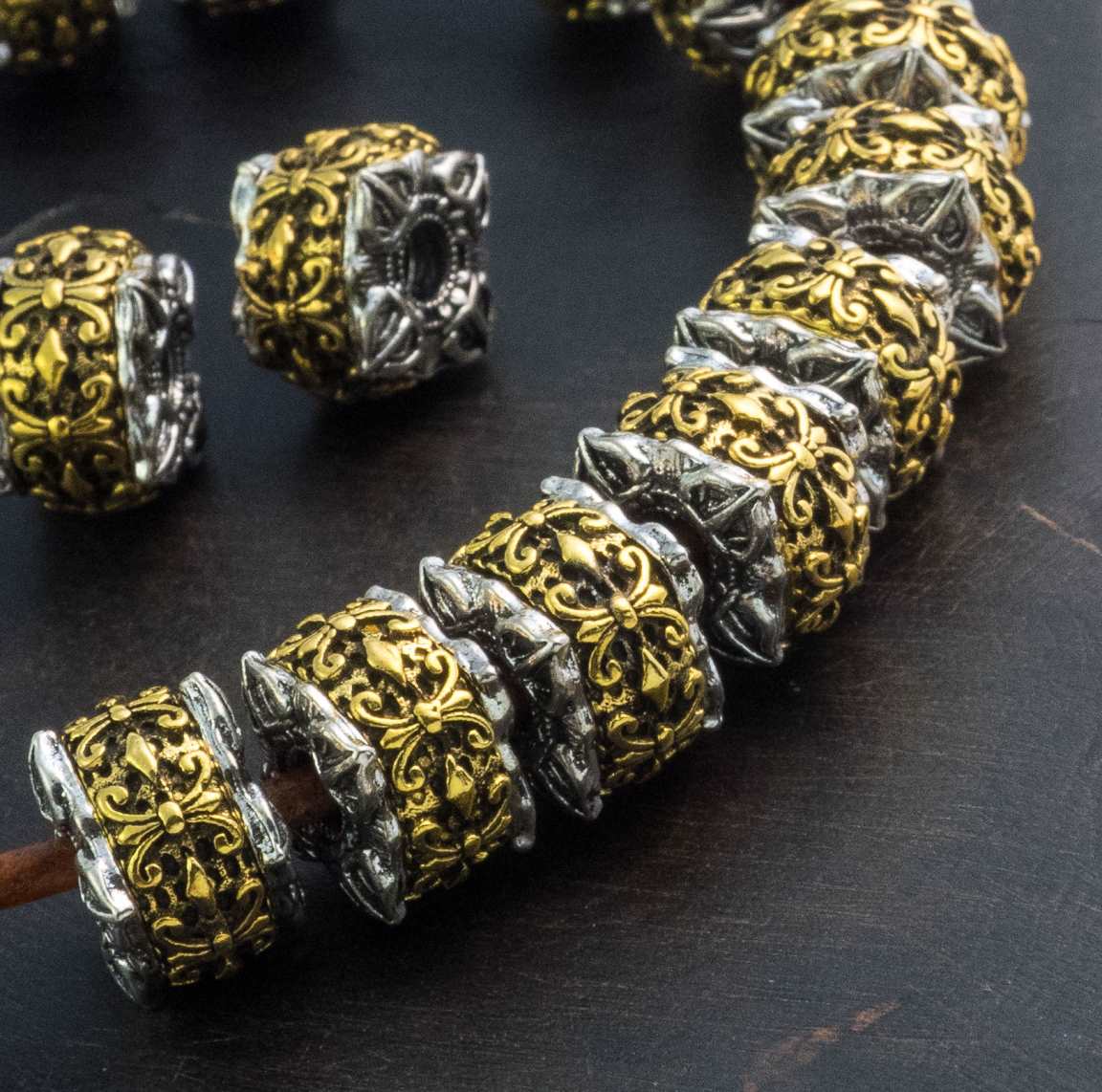 Латунная двуцветная бусина-ваджра с орнаментом в стиле Chrome Hearts, р-р 10х8мм, отв-е 3.5мм.