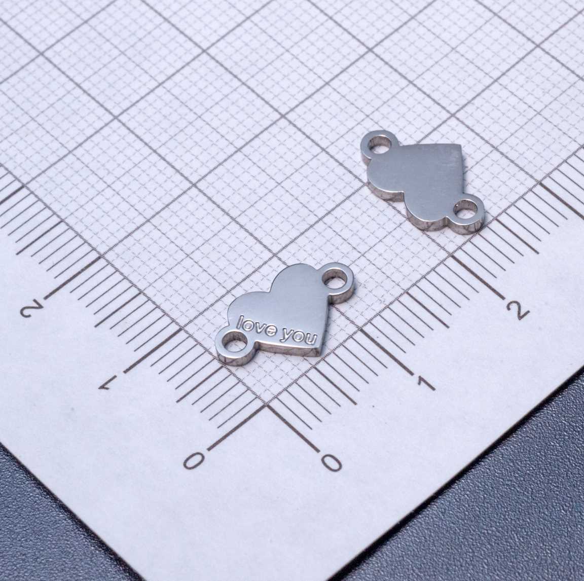 Сердечко с надписью love you, коннектор 1/1 из полированной хирургической стали, цвет покрытия платина, р-р 13х7х1мм, отв-я 1,8мм.