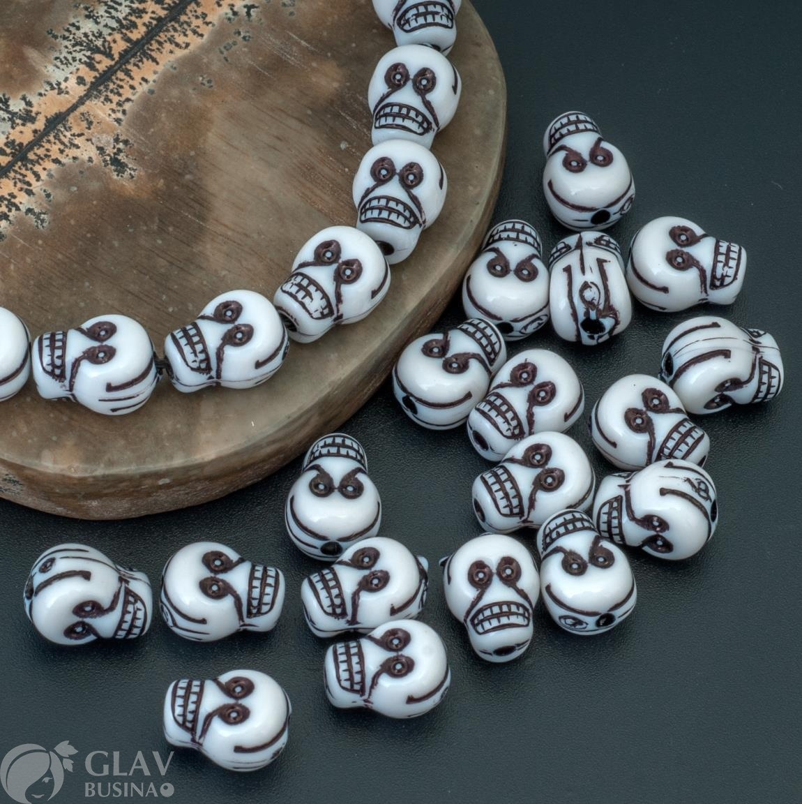 Бусины акриловые не прозрачные черепушки маленьких злобных роботов, цвет белый, 10х7х7мм, сверху отв. 1,5мм.