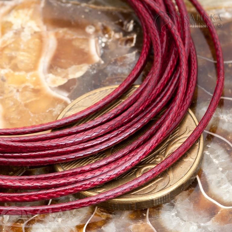 Вощеный полиэстровый шнур бордового цвета, глянцевый, 1мм, похож на змеиную кожу, износостойкий и идеально ровный.