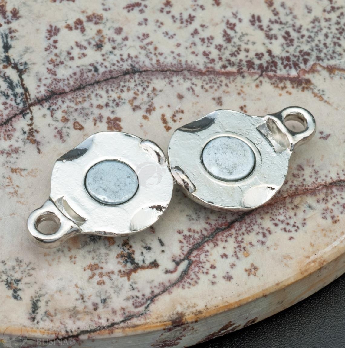 ОПТ (50 шт) Замок магнитный плоский из бижутерного сплава с фиксатором, цвет покрытия платина, 20х11х5мм, отв. 2мм.