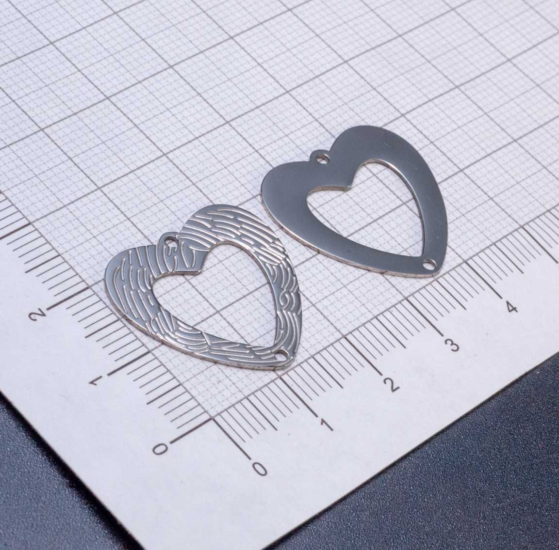 Сердце-рамка, коннектор 1/1 из полированной хирургической стали, цвет покрытия платина, с эффектом отпечатков пальцев, р-р 20,5х23х0,8мм, отв-я 1,5мм, внутр.сердечко 12,6х12мм.