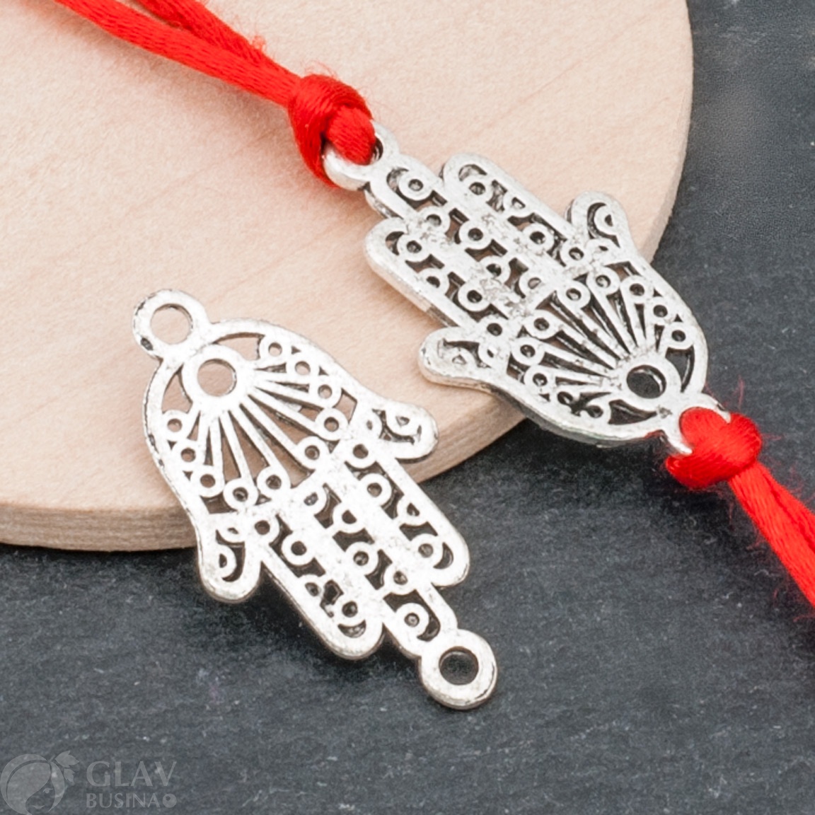 Шикарный коннектор 1/1 Хамса из ювелирного сплава в античном серебряном цвете. Размеры 27х15х1,2мм с отверстием диаметром 2мм. Идеальный элемент для создания уникальных украшений.