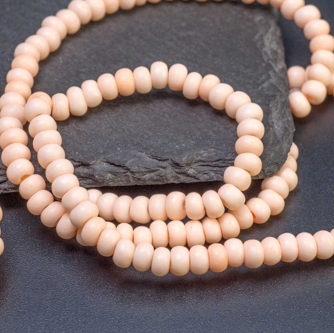 Нитка матовых фарфоровых бусин ручной работы, цвет персиковое суфле (нежно-оранжевый), р-р 4х3 мм, отв.1,2 мм, в нитке 67 бусин /20 см.