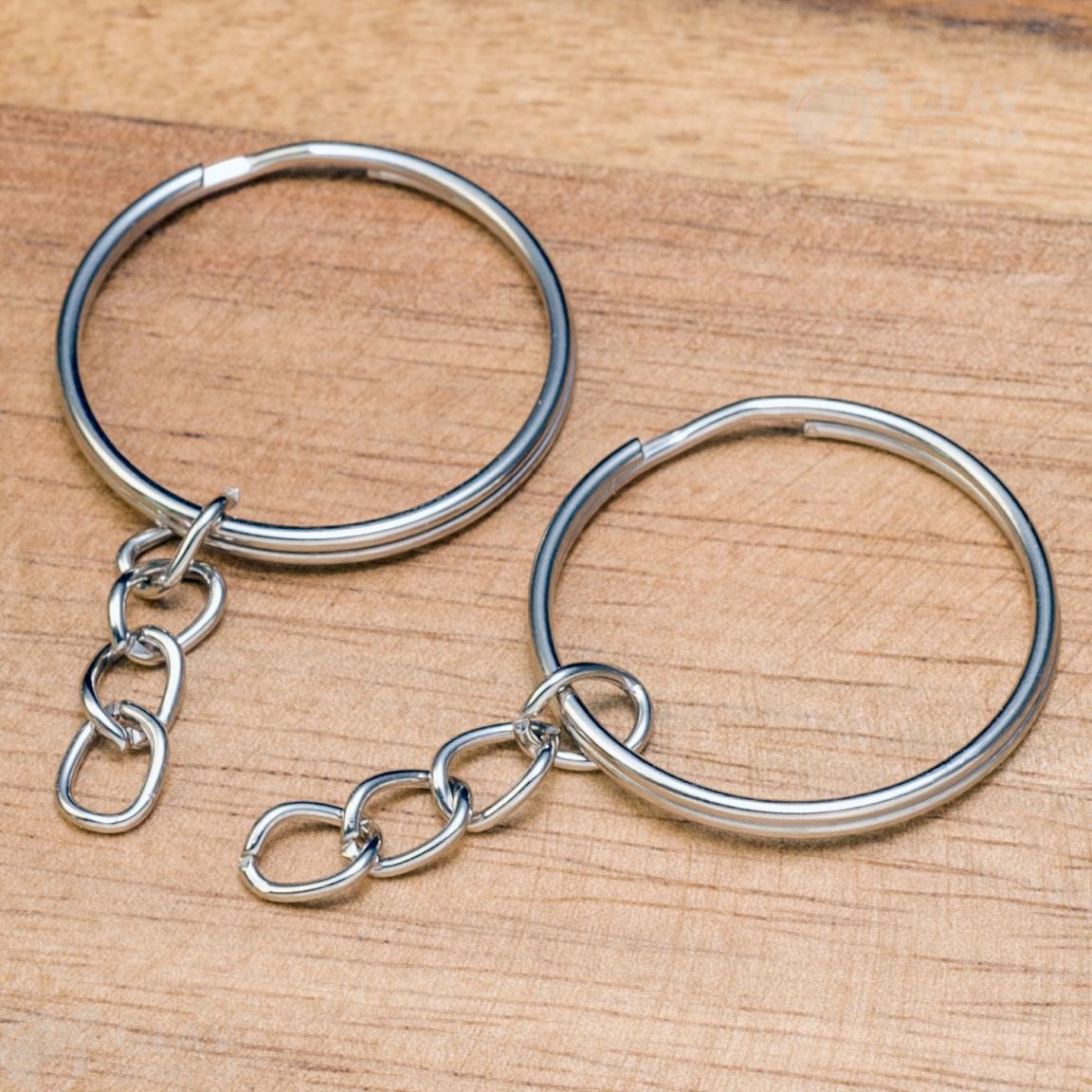 Ключевое кольцо с железной цепочкой, покрытие платиной, размер кольца 24х2х1мм, длина цепочки 20мм, звено 6х5х0.9мм. Надежное и стильное решение для хранения ключей.