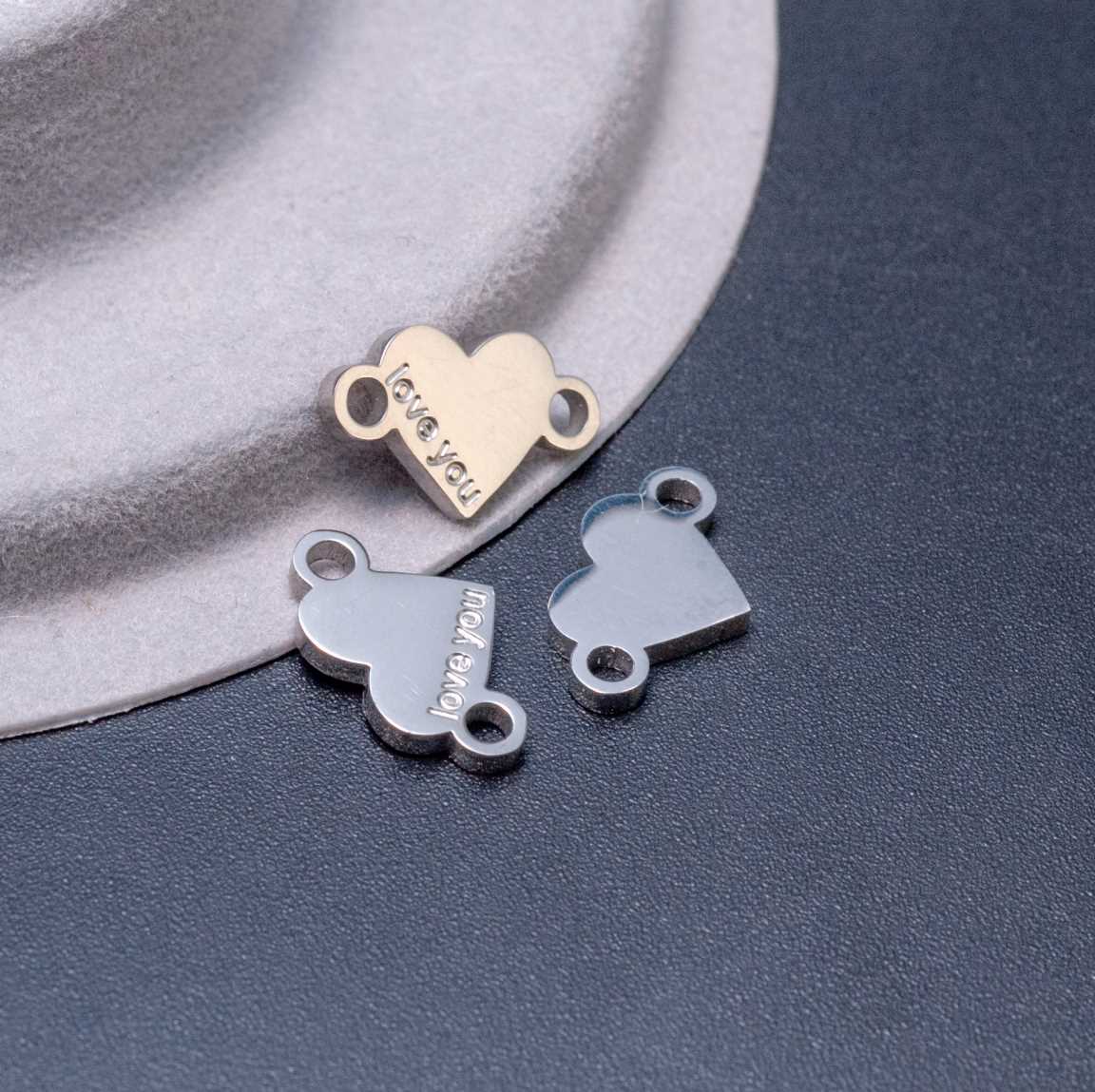 Сердечко с надписью love you, коннектор 1/1 из полированной хирургической стали, цвет покрытия платина, р-р 13х7х1мм, отв-я 1,8мм.
