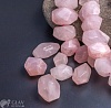 Розовый кварц, бусины-асиметричные большие многоранники с естественными неровностями, средний р-р 11х17х12мм, отв. 1,5мм.